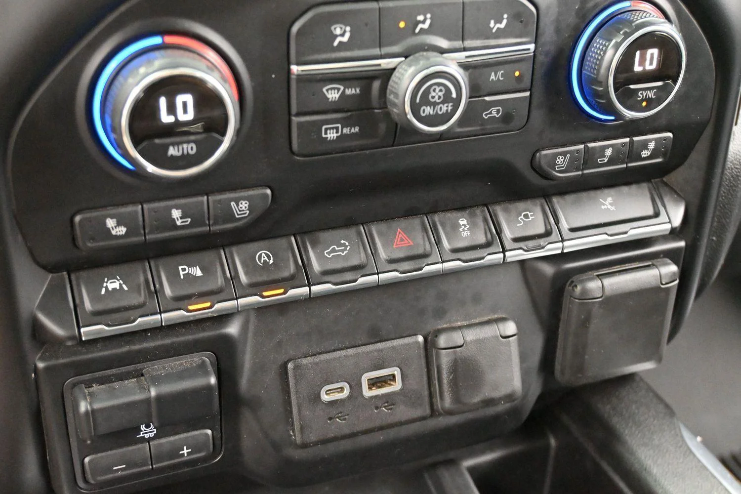 Used 2019 BLACK Chevrolet High Country image 24