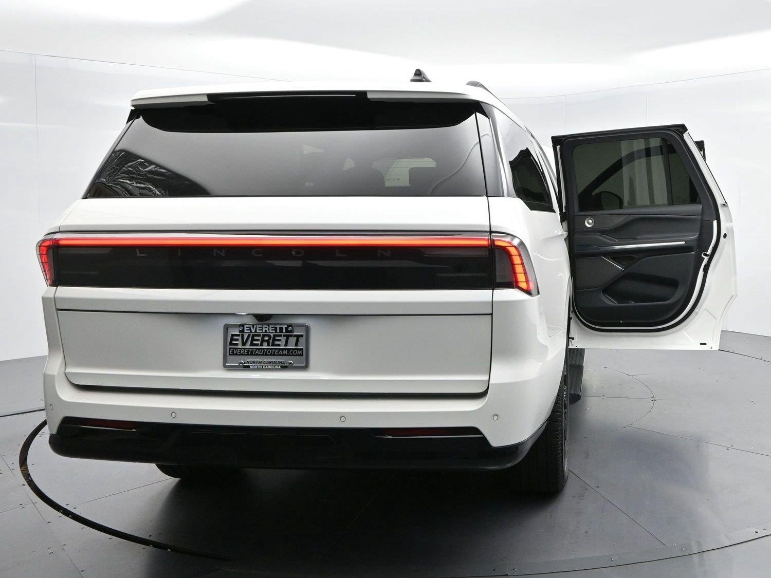 Used 2026 Pristine White Metallic Tri-coat Lincoln Reserve image 44