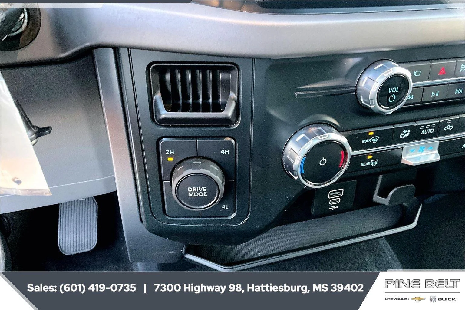 Used 2025 Oxford White Ford XLT image 23