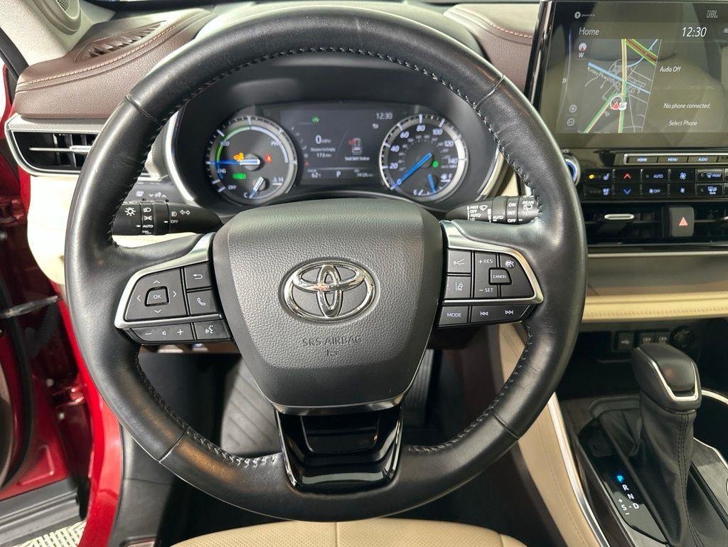 Used 2021 Pearl Toyota Platinum image 9