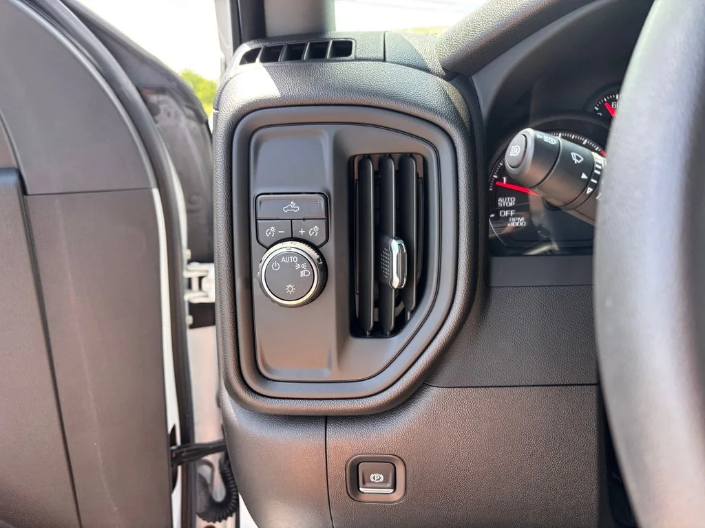 Used 2025 White Chevrolet Custom image 18