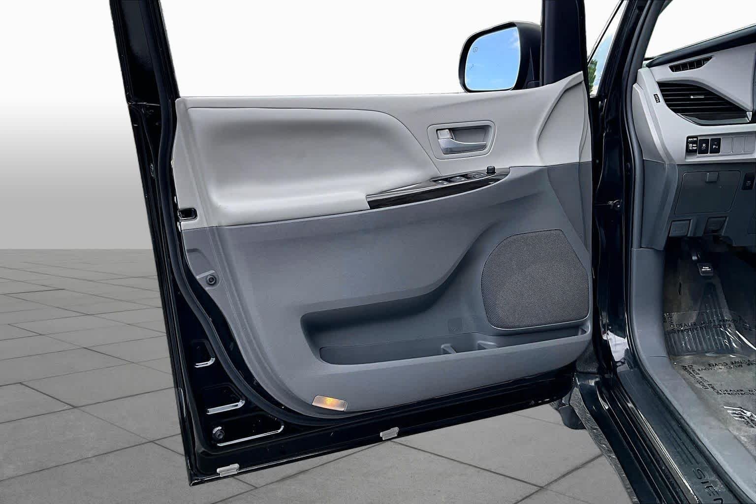 Used 2018 Midnight Black Metallic Toyota XLE image 19