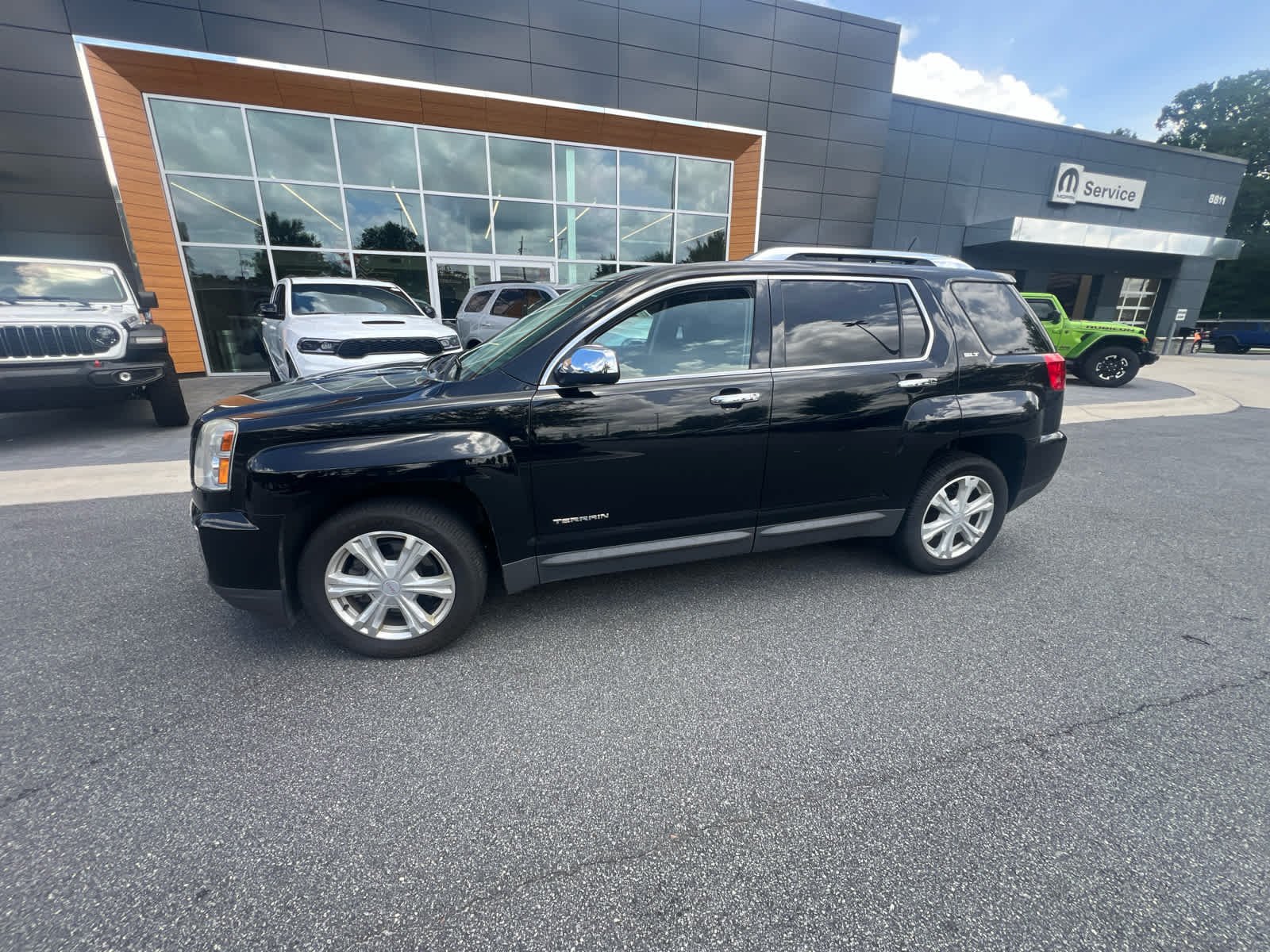 Used 2017 Ebony Twilight Metallic GMC SLT image 2