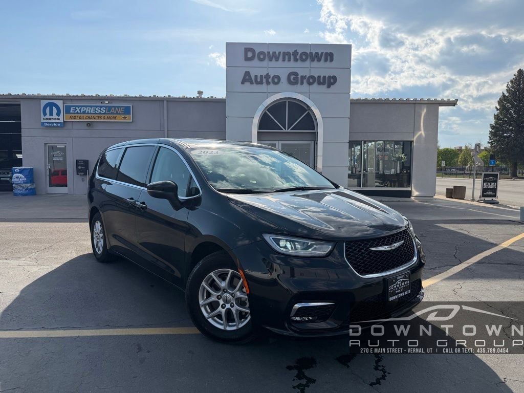 2023 Chrysler Pacifica Touring L's photo
