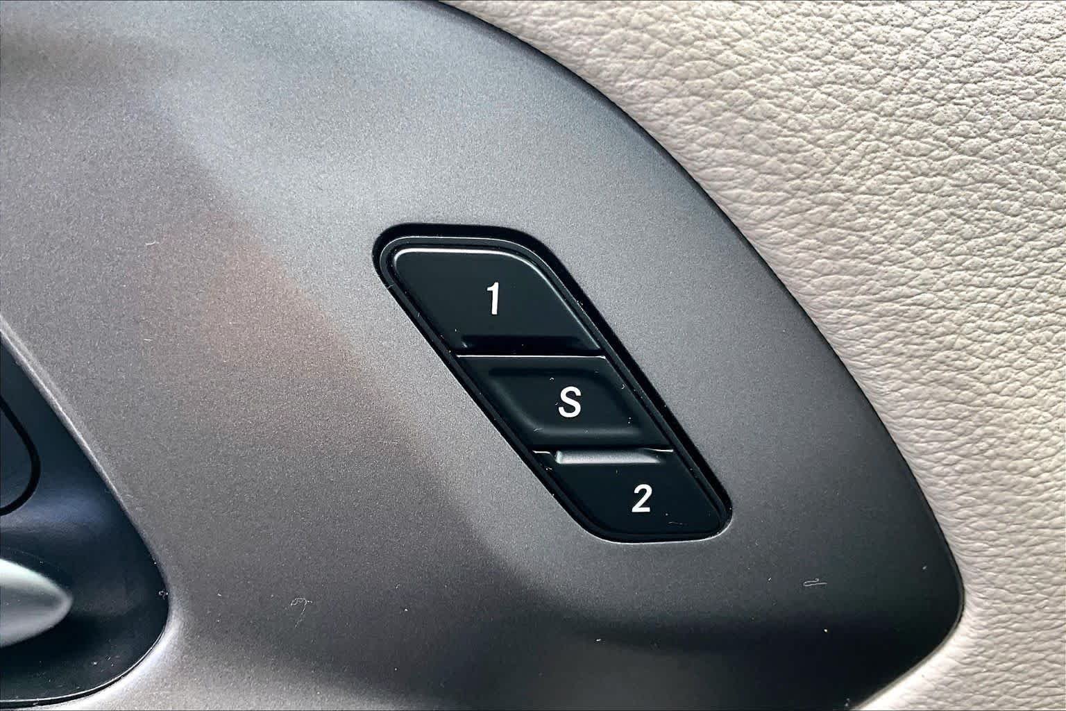 Used 2023 Brilliant Black Crystal Pearlcoat Chrysler Touring L image 33
