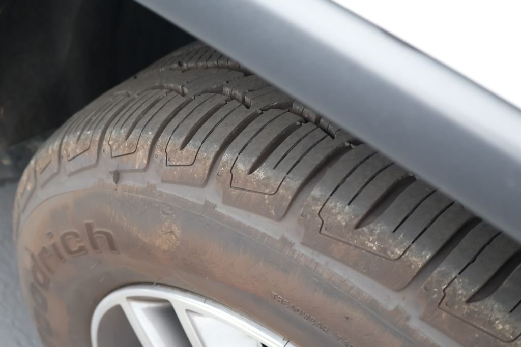 Used 2017 White Jeep Limited image 9