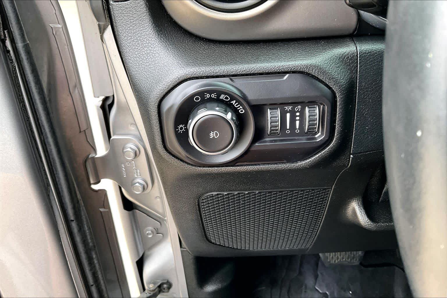 Used 2018 Billet Silver Metallic Clearcoat Jeep Sport S image 32
