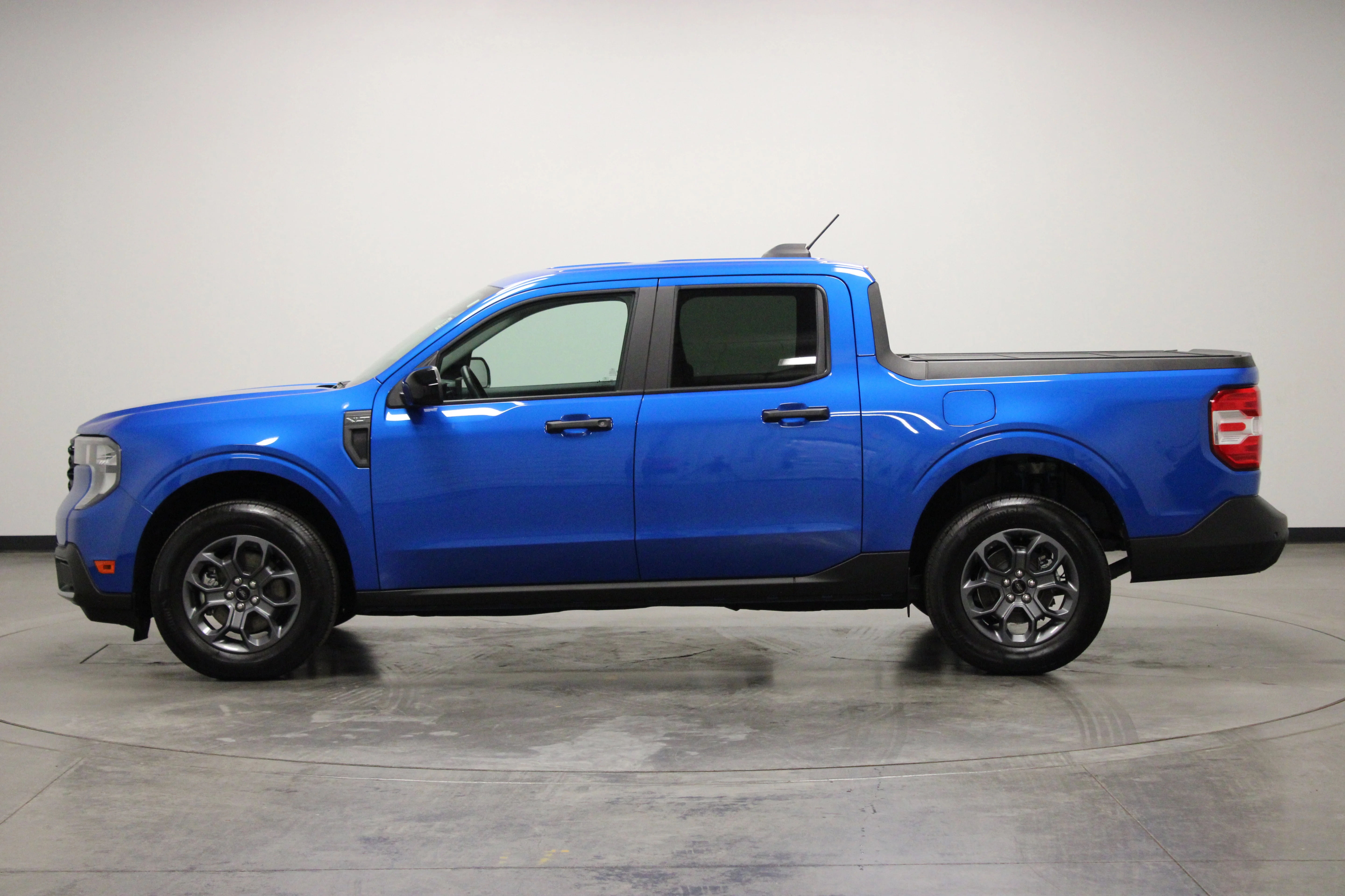 Used 2025 Blue Ford XLT image 5