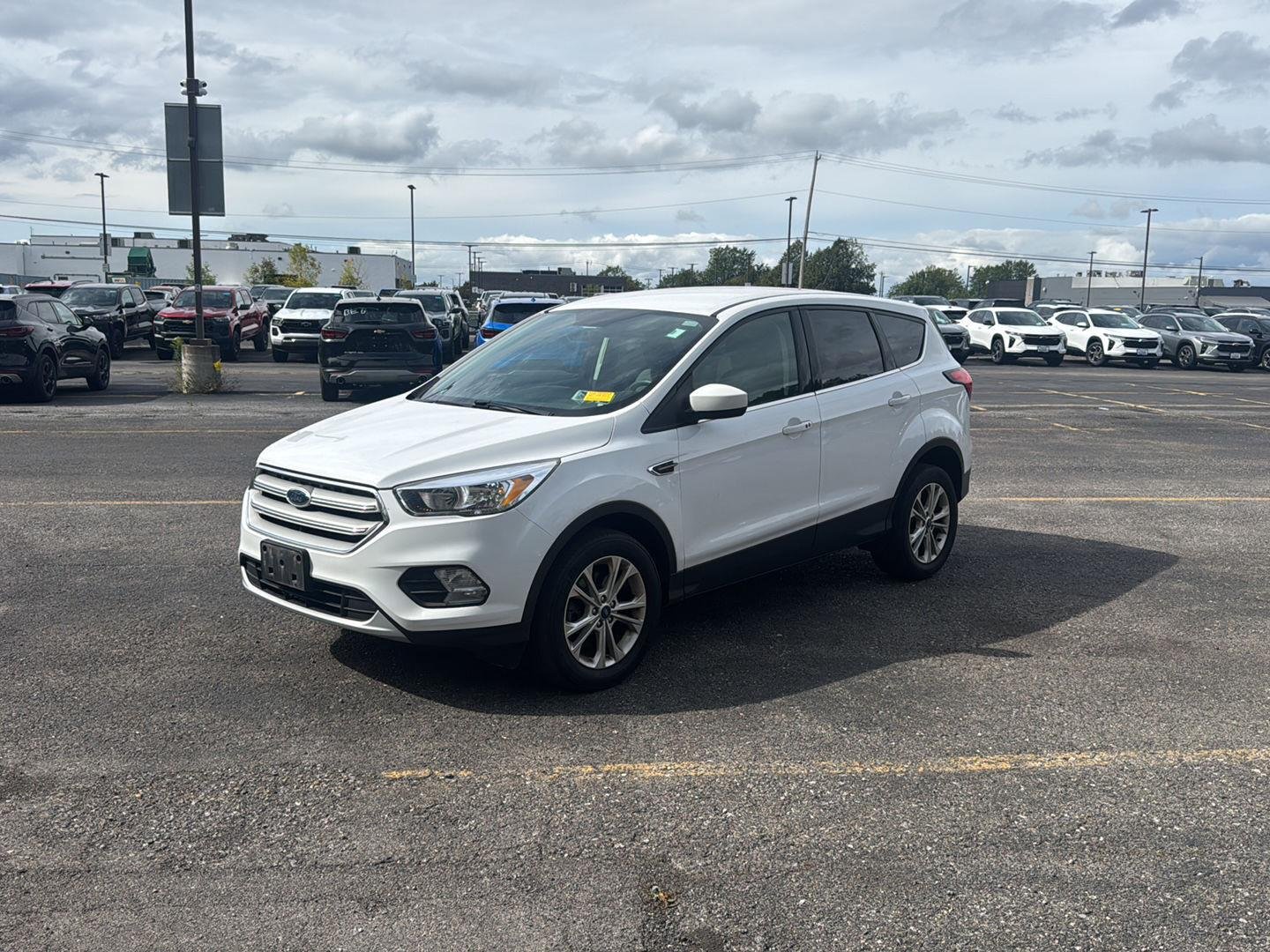 Used 2019 Oxford White Ford SE image 3