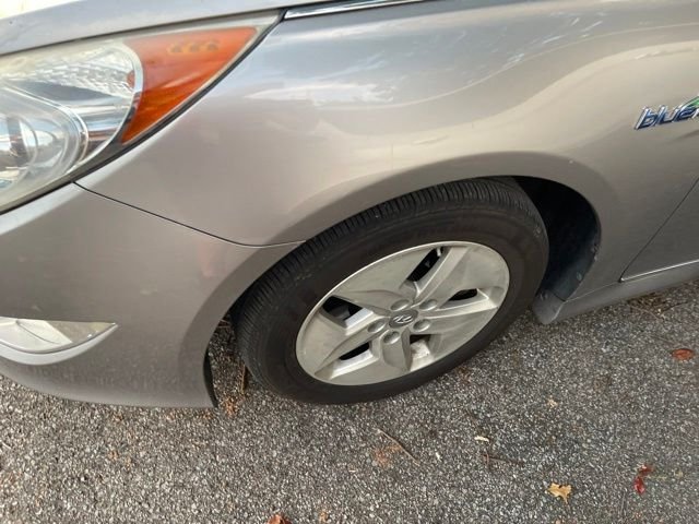 Used 2012 Silver Metallic Hyundai Base image 5