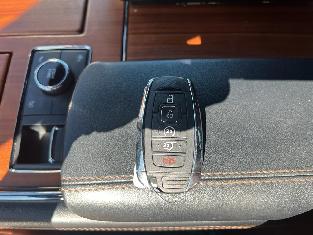 Used 2019 Infinite Black Metallic Lincoln Reserve image 13