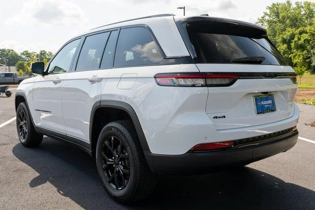 Used 2025 White Jeep Altitude X image 8