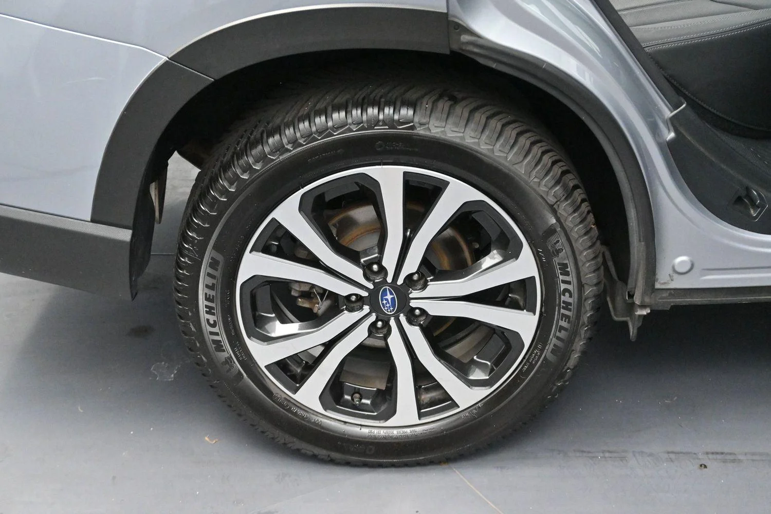 Used 2020 Ice Silver Metallic Subaru Limited image 35