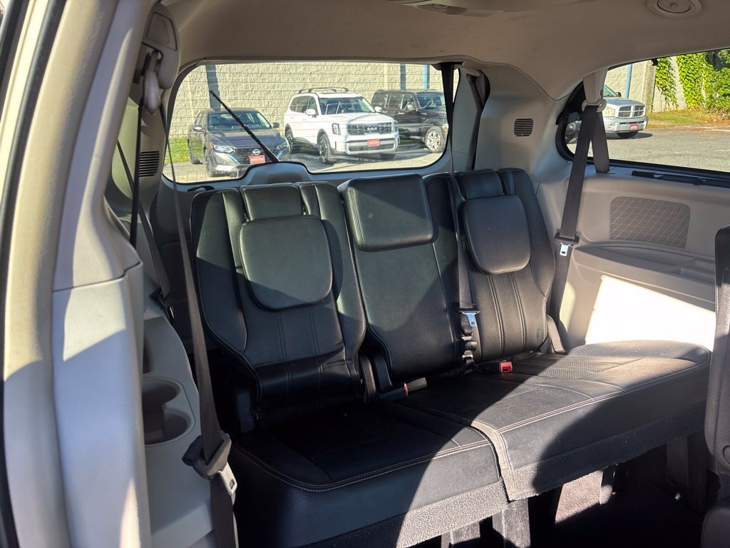 Used 2016 Beige Chrysler Touring-L image 21