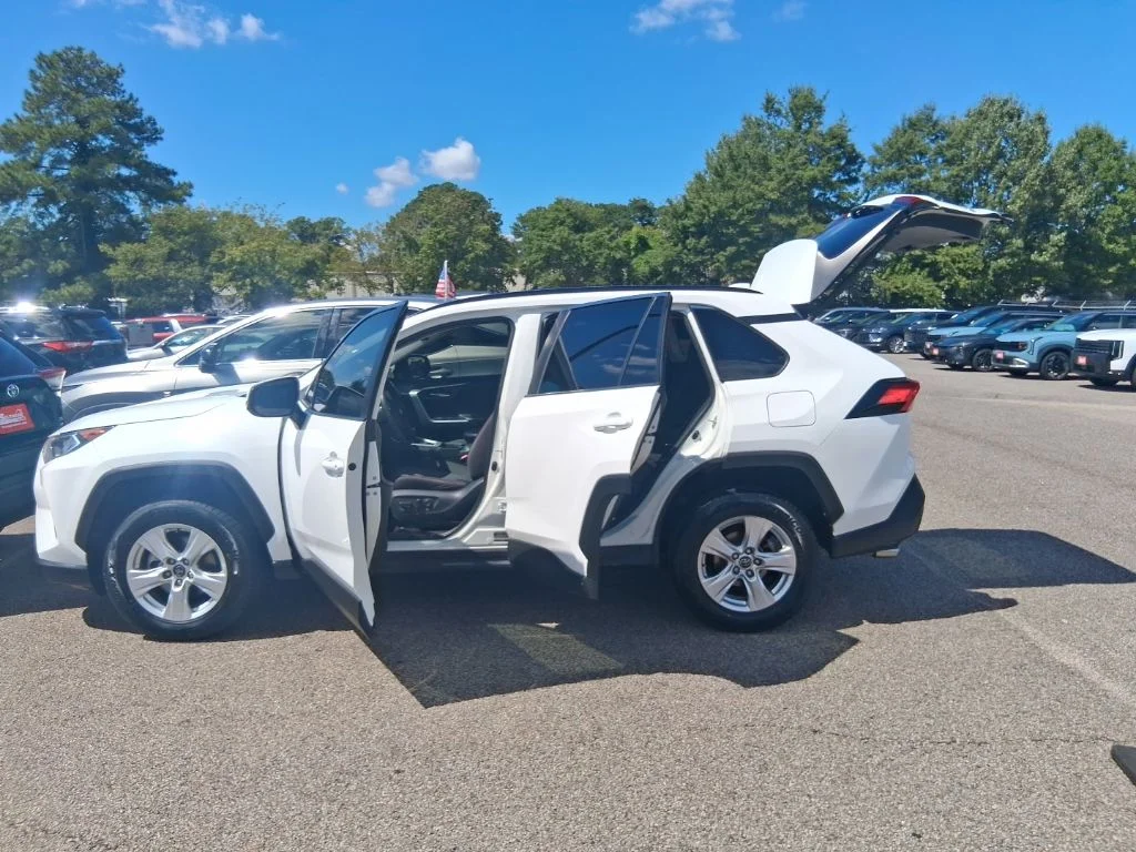Used 2020 White Toyota XLE image 20