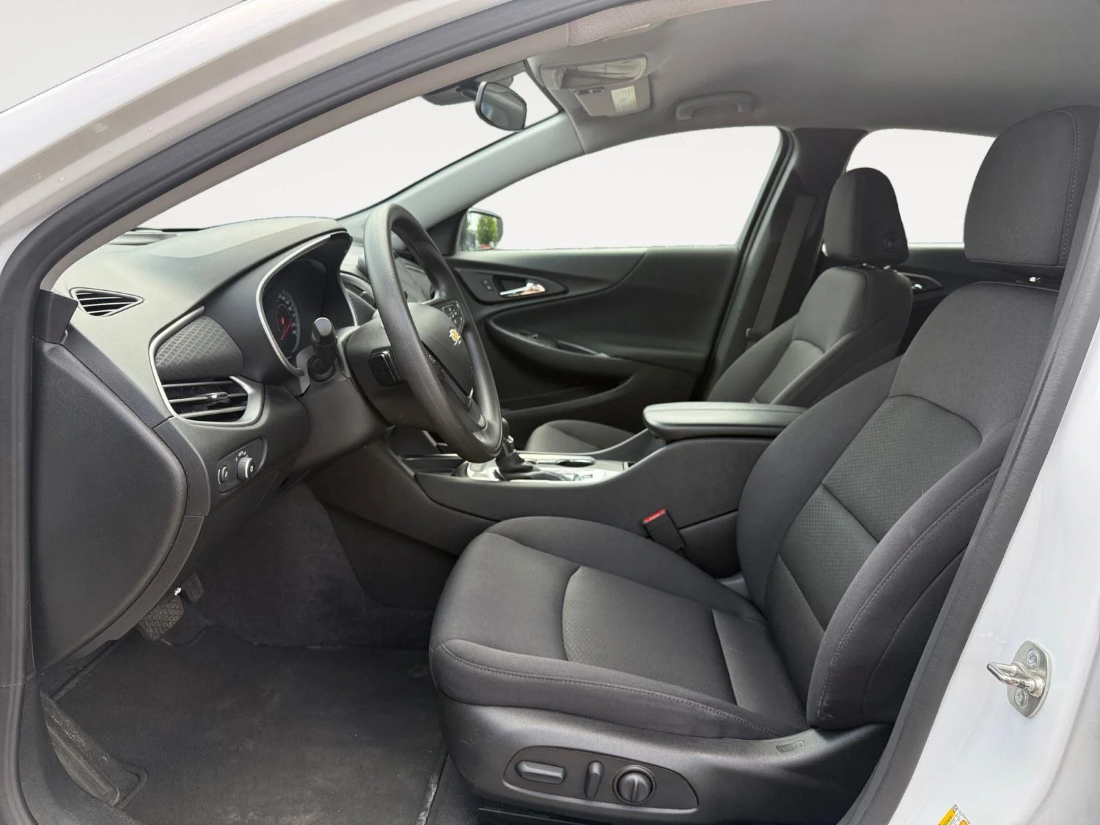 Used 2024 Summit White Chevrolet 1LT image 10