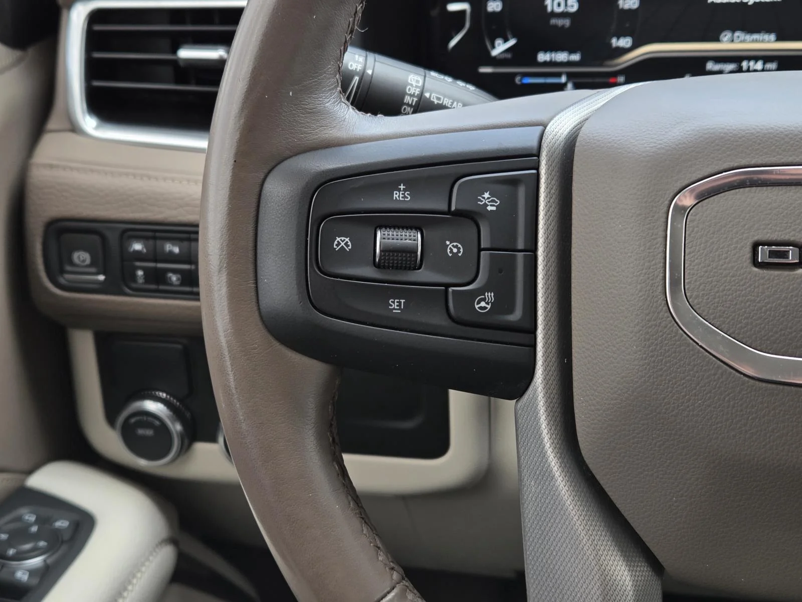 Used 2022 White Frost Tricoat GMC Denali image 19