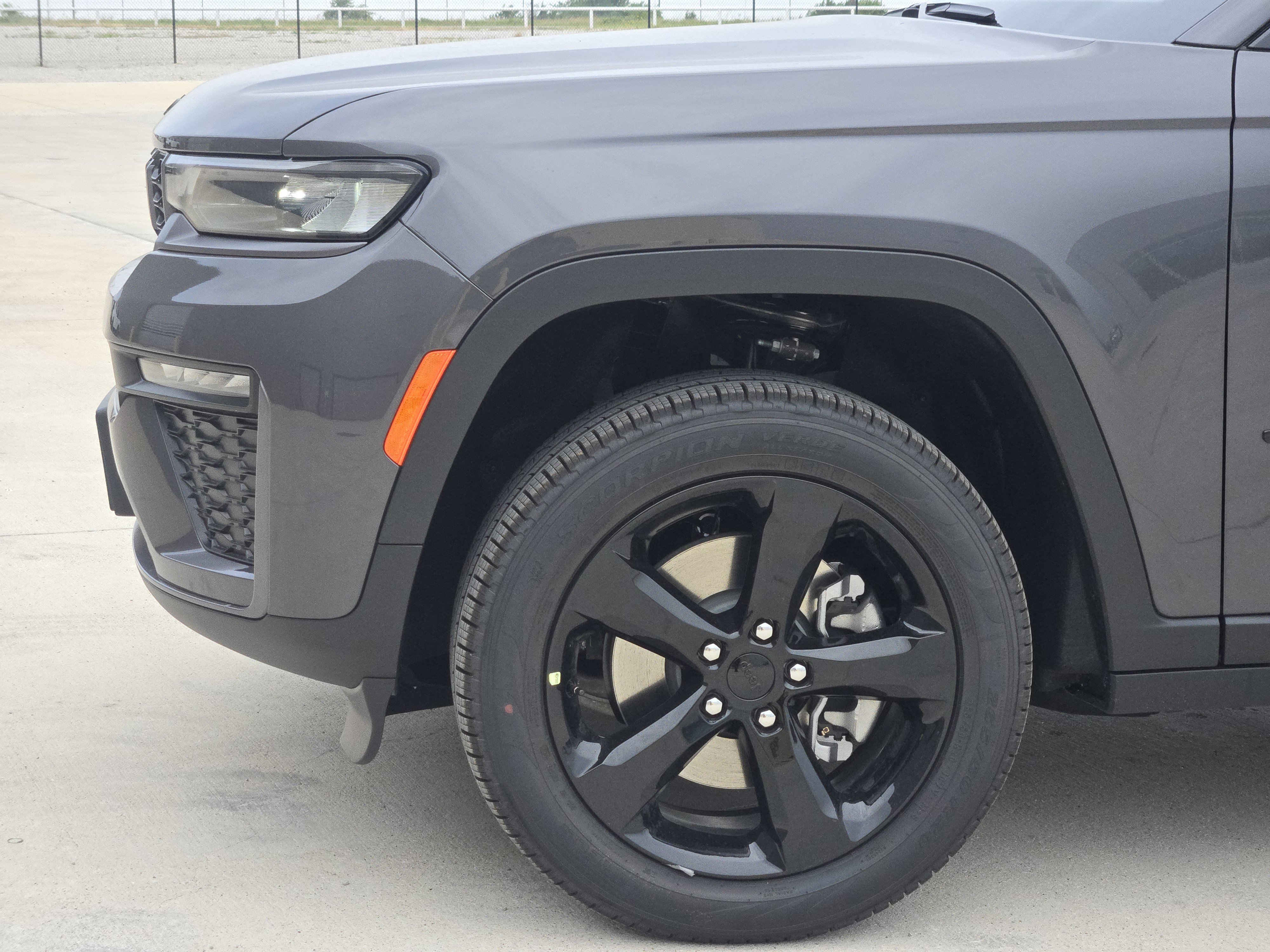 New 2026 Baltic Gray Metallic Clear-Coat Exterior Paint Jeep Limited image 6