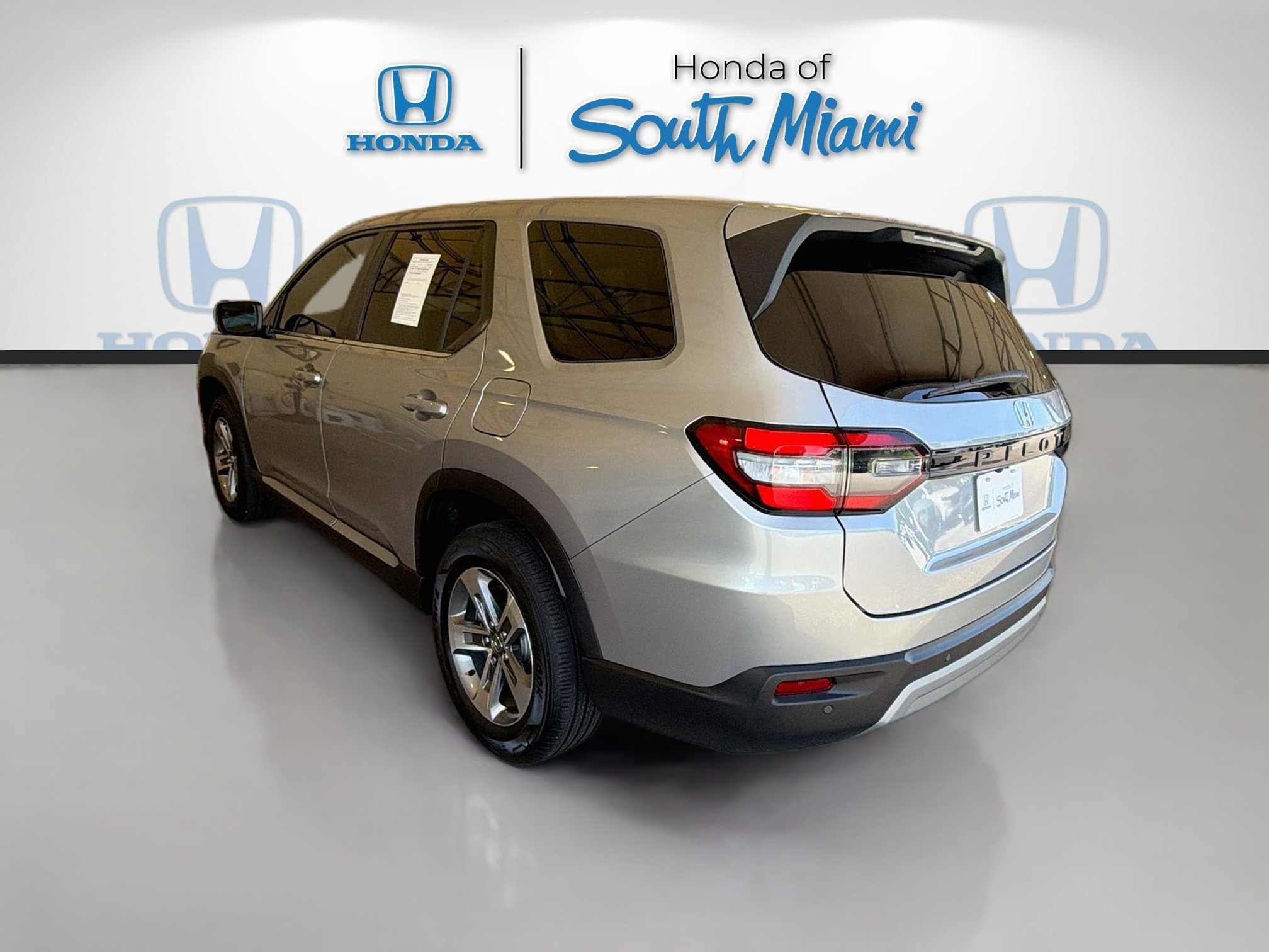 Certified Used 2025 Lunar Silver Metallic Honda 2WD EX-L image 5