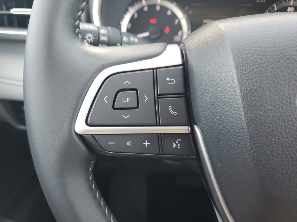 Used 2025 Silver Toyota XLE image 20
