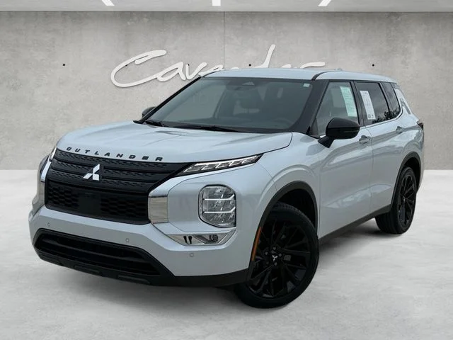 2023 Mitsubishi Outlander SE Black Edition 2WD's photo