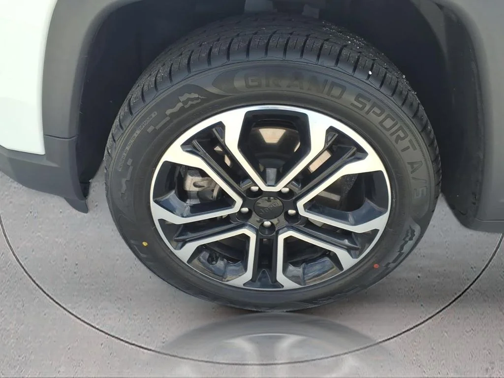 Used 2024 White/off-white Jeep Limited image 6