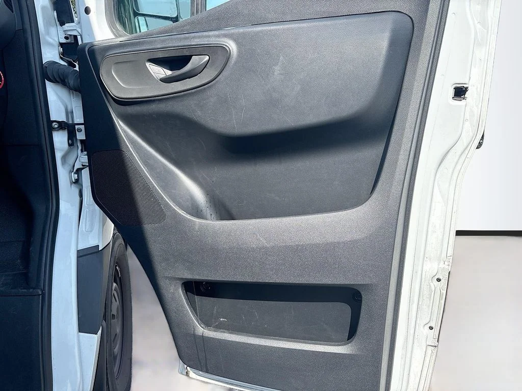 Used 2024  Mercedes-Benz Cargo 144 WB image 18