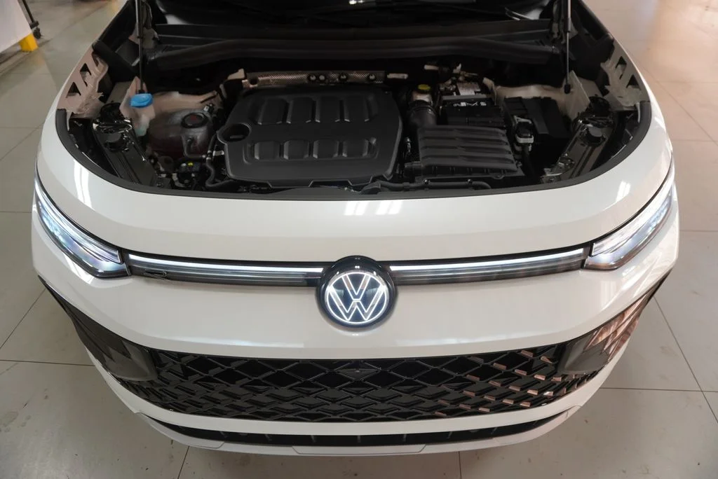 Certified Used 2025 Opal White Pearl Volkswagen 2.0T SEL R-Line image 46