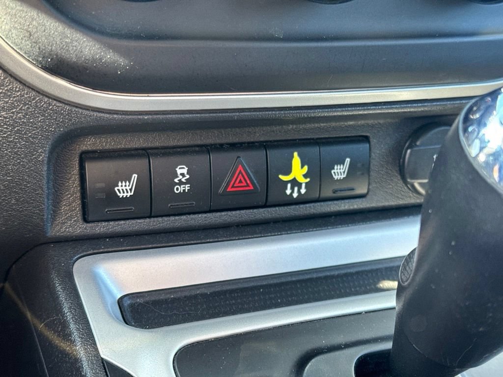 Used 2016  Jeep Latitude image 37