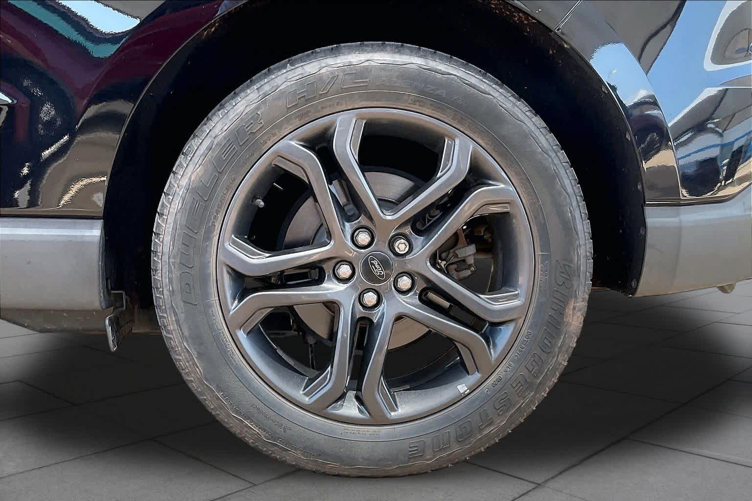 Used 2018 Shadow Black Ford SEL image 11