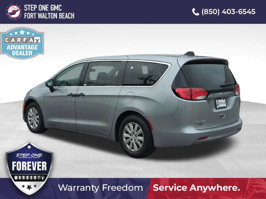 Used 2018 Silver Chrysler L image 4