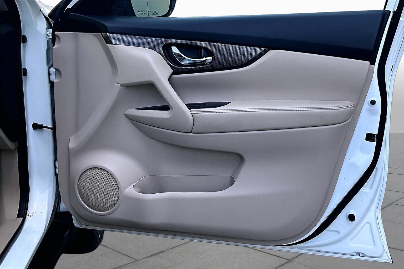 Used 2014 Moonlight White Nissan SL image 22