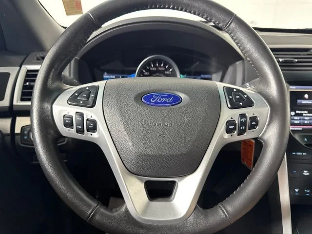 Used 2015 White Platinum Clearcoat Metallic Ford XLT image 20