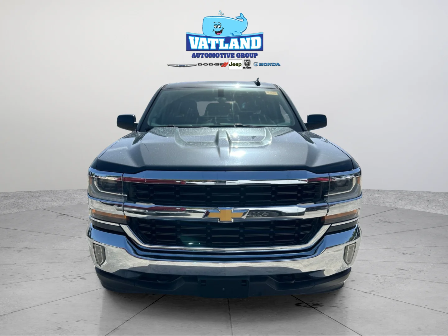 Used 2018 Graphite Metallic Chevrolet LT image 8
