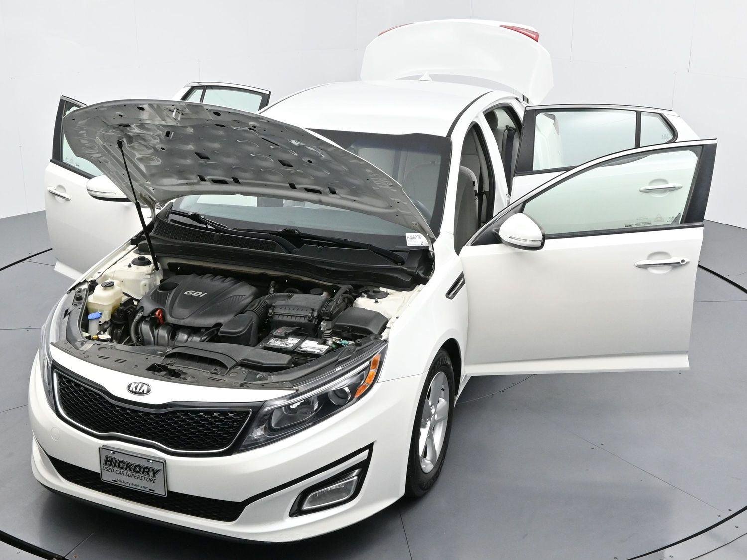 Used 2015 Snow White Pearl Kia LX image 43