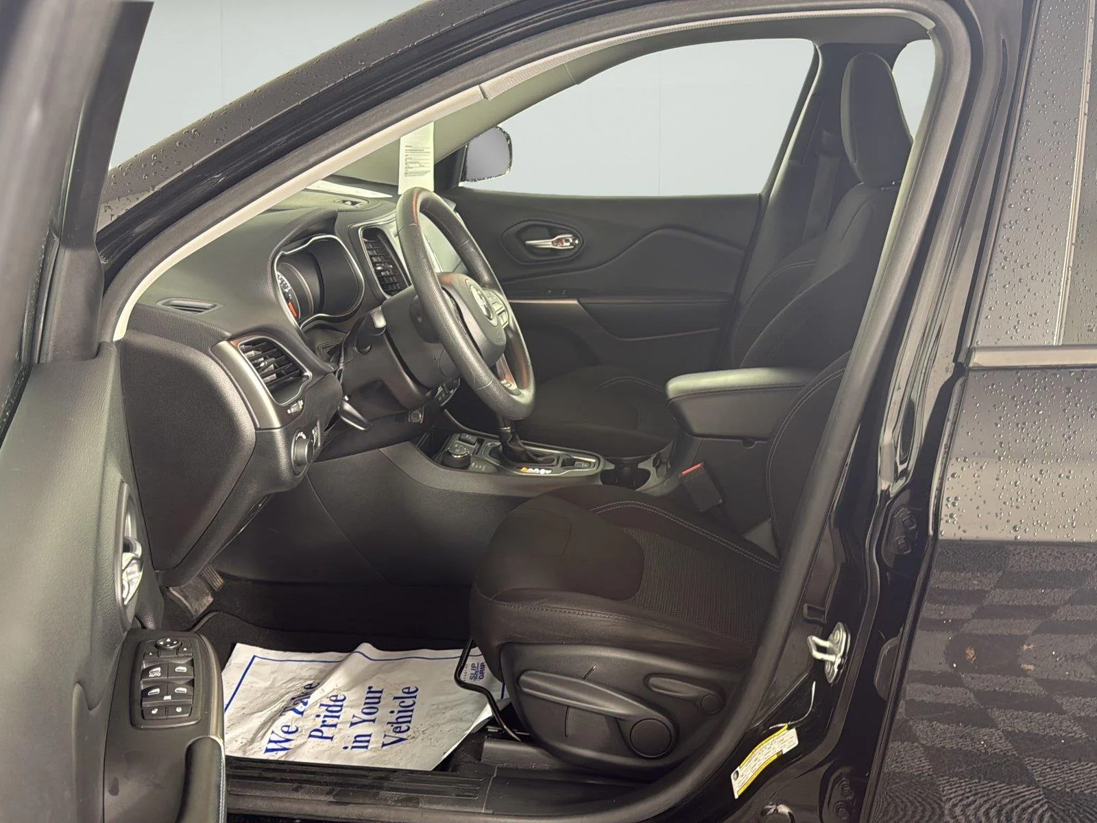 Used 2020 Diamond Black Crystal Pearlcoat Jeep Latitude image 23