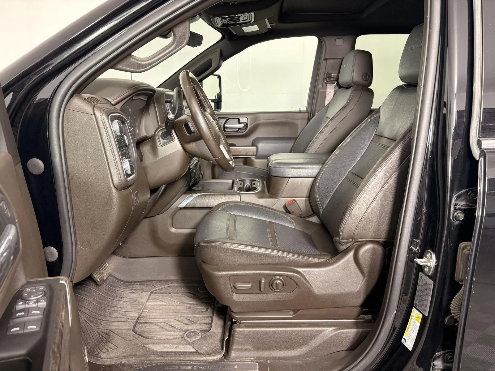 Used 2023 Onyx Black GMC Denali DRW image 14