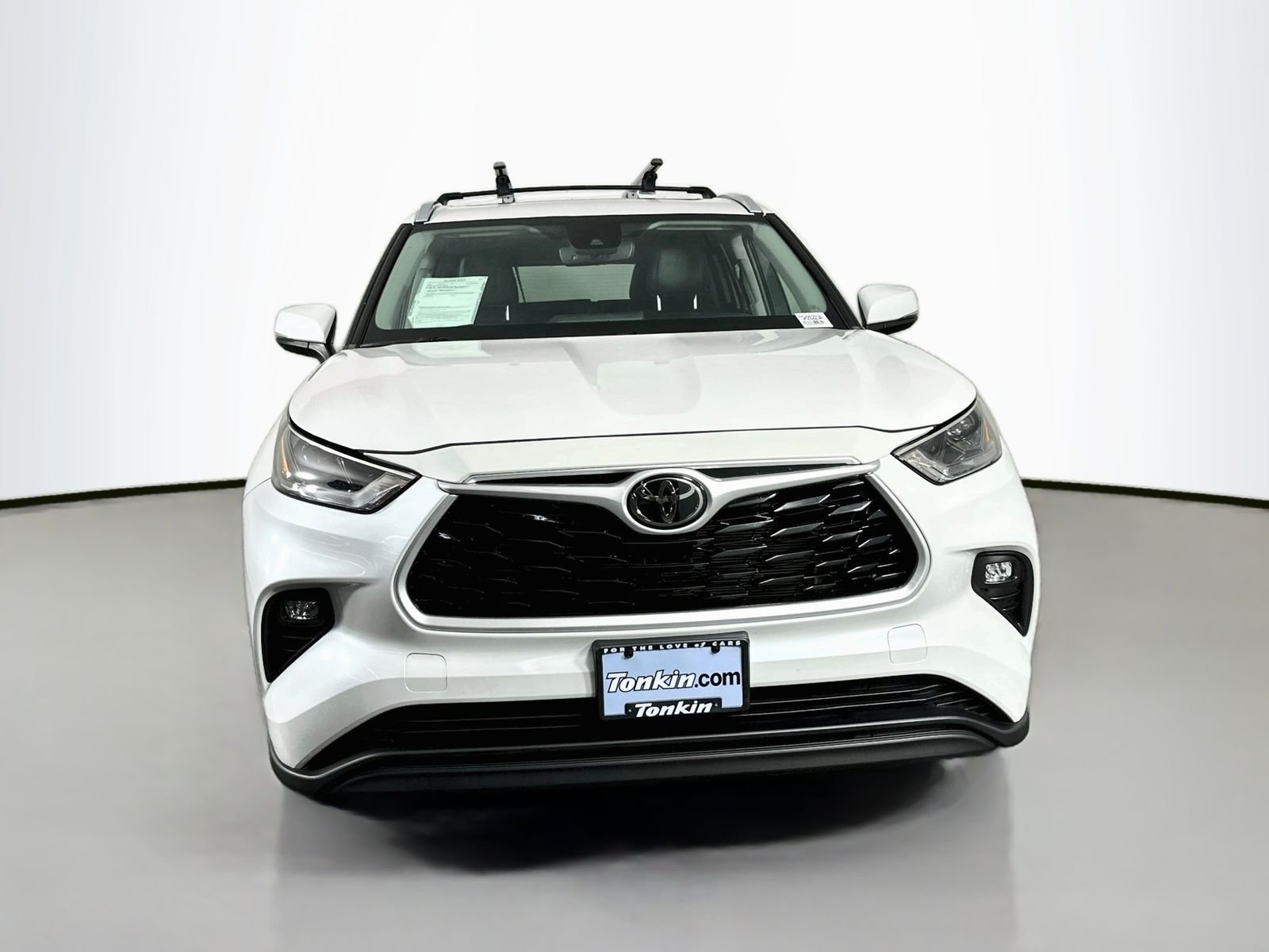 Used 2023 Pearl Toyota XLE image 2