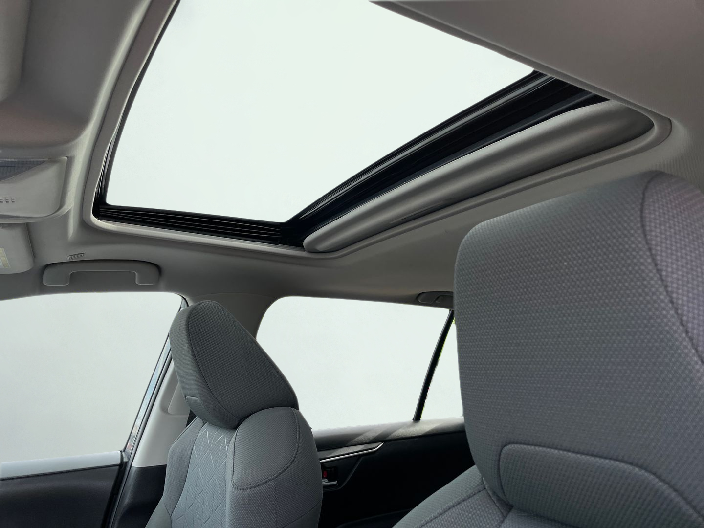 2025 Toyota RAV4 XLE - Photo 10