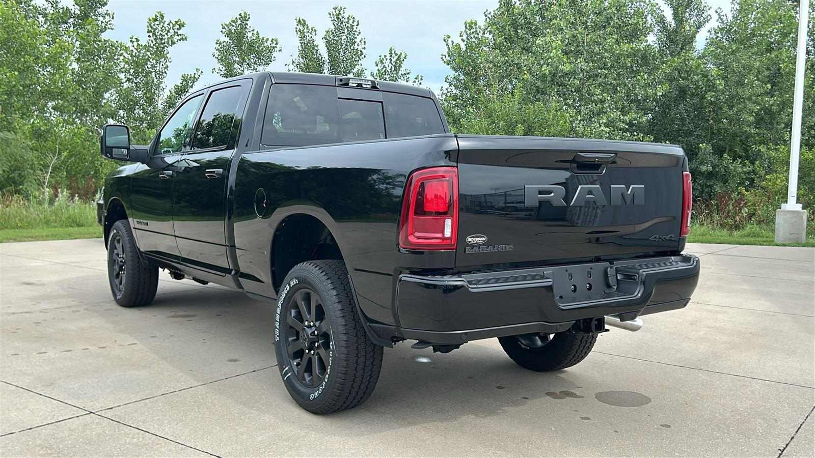 New 2026 Diamond Black Crystal Pearl-Coat Exterior Paint RAM Laramie image 6