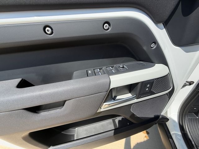 Used 2022 White Land Rover S image 11