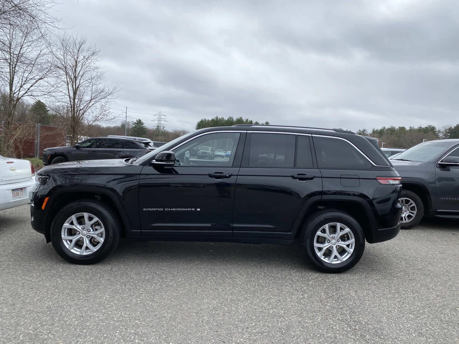 Certified Used 2023 Diamond Black Crystal Pearlcoat Jeep Limited image 8