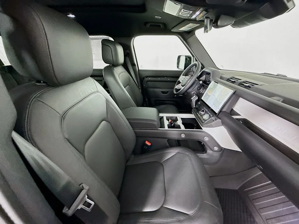 New 2026 Santorini Black Metallic Land Rover X-Dynamic SE image 31