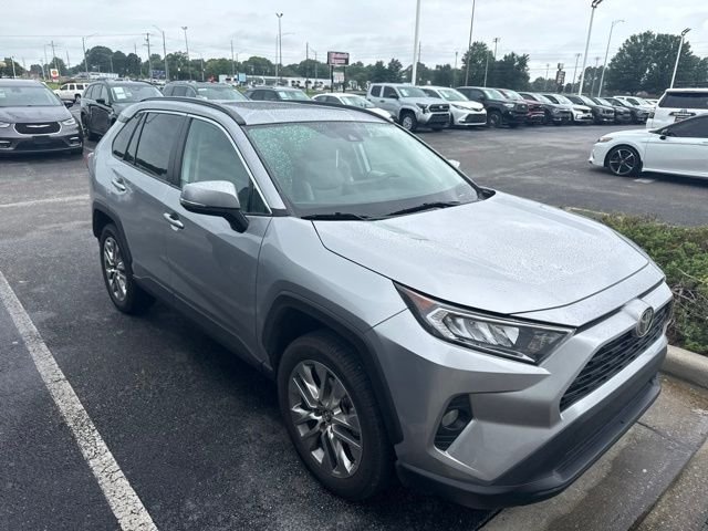 Used 2019 Silver Toyota XLE Premium image 6