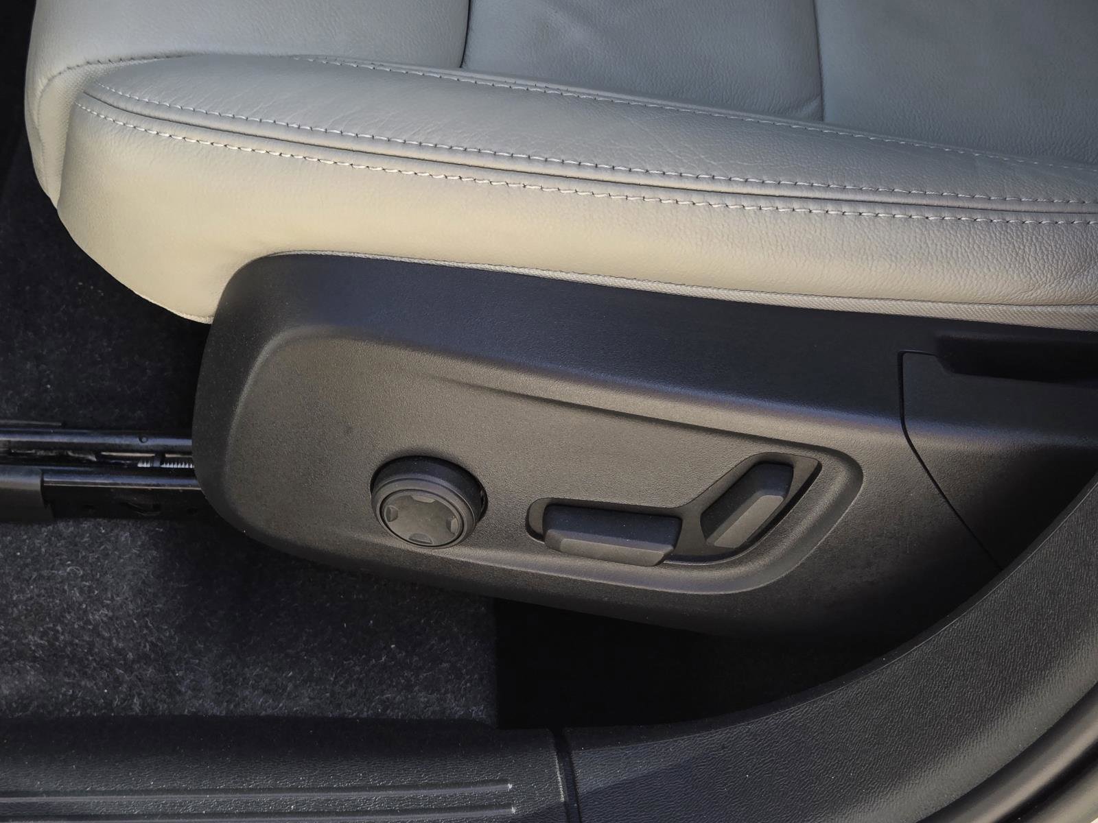 Used 2023 Crystal White Volvo Ultimate Bright Theme image 27