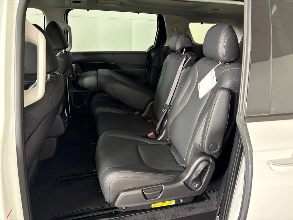 New 2026 Snow White Pearl Kia SX Prestige image 25