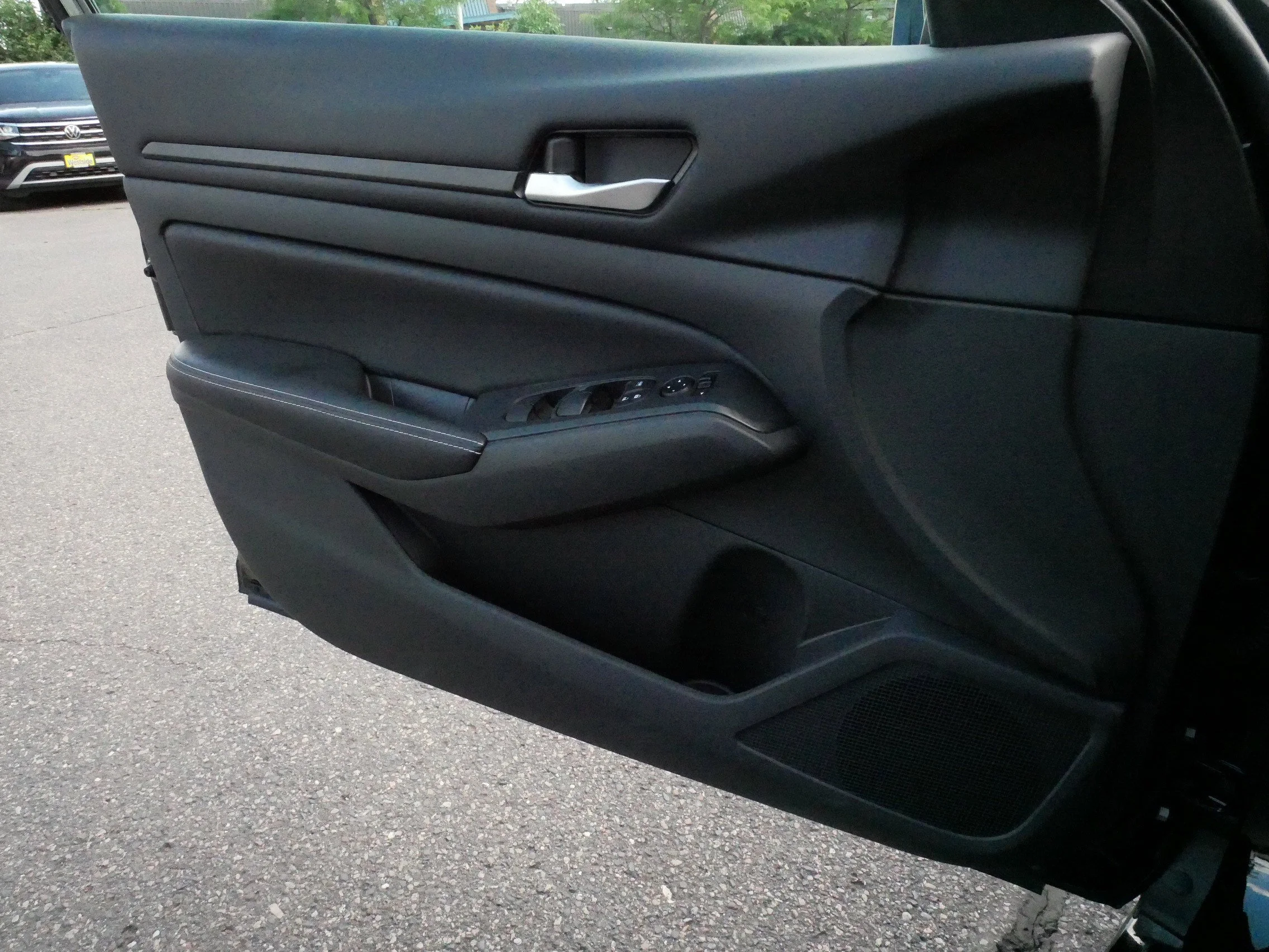 Used 2024 Super Black Nissan 2.5 SV image 29