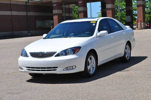 Used 2002 White Toyota SE image 7