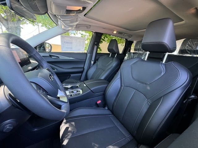 New 2027 RADIANT WHITE INFINITI Luxe FWD image 12