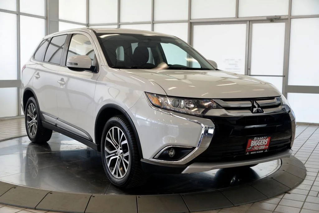 Used 2017 Mitsubishi Outlander SE with VIN JA4AZ3A38HZ013276 for sale in Elgin, IL